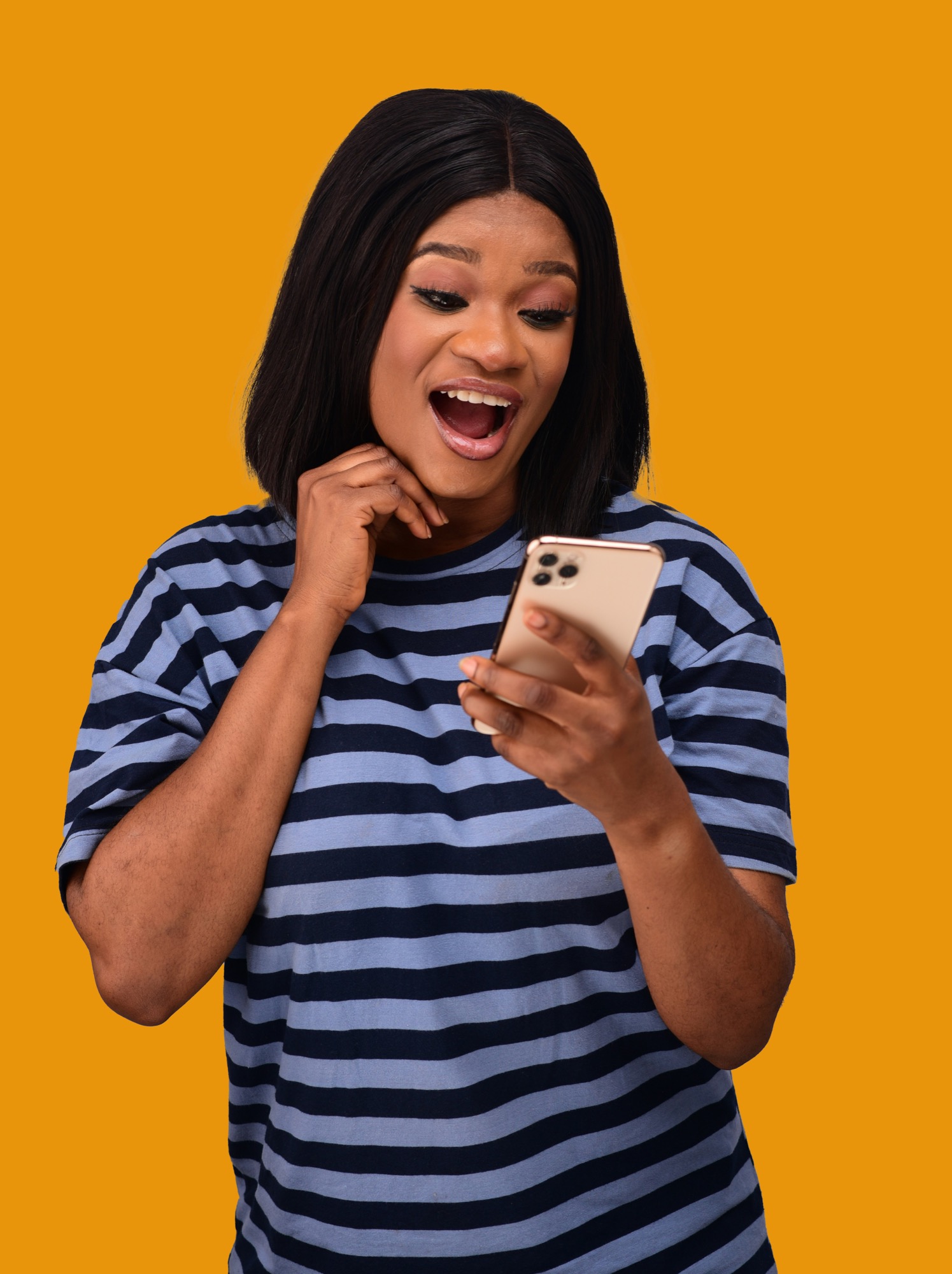 A young woman with long brown hair is sitting outside in a relaxed setting, holding a credit card in one hand and a smartphone in the other. She is smiling while making a purchase. A green icon displaying "TV / Disco" overlays the image, indicating that she is paying electricity or cable from Pravi.